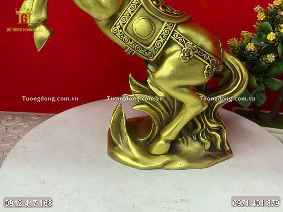 Hai chân sau của linh vật ngựa trụ vững giúp tạo ra dáng ngựa hí